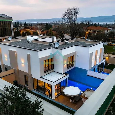 Merkez özel Havuzlu-korunakli-jakuzılı-şömınelı- Lüks Vılla Villa