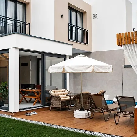Villa Merkez özel Havuzlu-korunakli-jakuzılı-şömınelı- Lüks Vılla