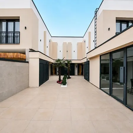 Villa Merkez özel Havuzlu-korunakli-jakuzılı-şömınelı- Lüks Vılla *