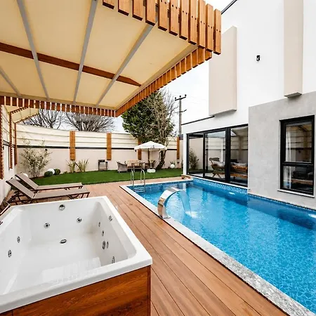 Villa Merkez özel Havuzlu-korunakli-jakuzılı-şömınelı- Lüks Vılla Sapanca