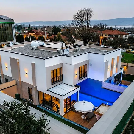 Merkez özel Havuzlu-korunakli-jakuzılı-şömınelı- Lüks Vılla Villa Sapanca